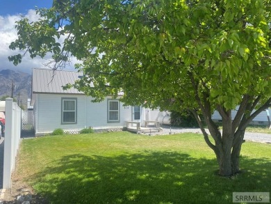 Attractive home in a great location in Mackay, ID. This charming on River Park Golf Course and RV Pk in Idaho - for sale on GolfHomes.com, golf home, golf lot