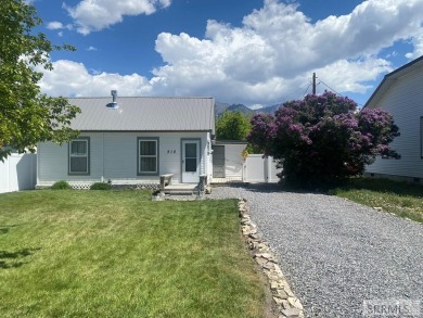 Attractive home in a great location in Mackay, ID. This charming on River Park Golf Course and RV Pk in Idaho - for sale on GolfHomes.com, golf home, golf lot