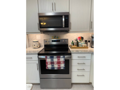 This lovely, 3 bedroom, 2 bath manufactured home is located in on Pine Lakes Country Club in Florida - for sale on GolfHomes.com, golf home, golf lot