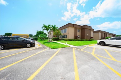 Leave the snow behind and enjoy the sunshine in this beautifully on Kings Point Golf -Flanders Way in Florida - for sale on GolfHomes.com, golf home, golf lot