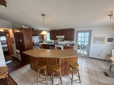 Lot Rent $1037.00  This well cared for 2 bedrooms, 2 bathrooms on Del Tura Golf and Country Club in Florida - for sale on GolfHomes.com, golf home, golf lot