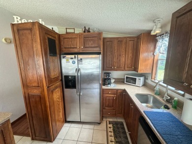 Lot Rent $1037.00  This well cared for 2 bedrooms, 2 bathrooms on Del Tura Golf and Country Club in Florida - for sale on GolfHomes.com, golf home, golf lot