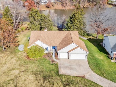 Lake living with this 4+ bed/4.5 bath atrium ranch is on 2 lots on Incline Village Golf Course in Missouri - for sale on GolfHomes.com, golf home, golf lot