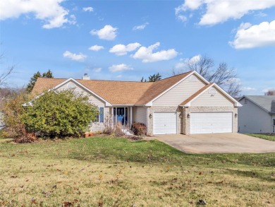 Lake living with this 4+ bed/4.5 bath atrium ranch is on 2 lots on Incline Village Golf Course in Missouri - for sale on GolfHomes.com, golf home, golf lot