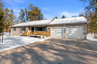 Nicely located Lake Arrowhead access home with 3 bedrooms, 2 on Lake Arrowhead Golf Course - The Lakes in Wisconsin - for sale on GolfHomes.com, golf home, golf lot