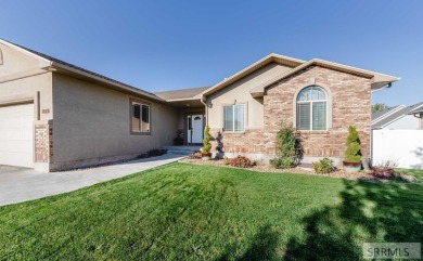 Step inside this stunning home by Sage Lakes Golf Course to a on Sage Lakes Municipal Golf Course in Idaho - for sale on GolfHomes.com, golf home, golf lot