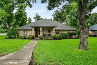 A lovely, comfortable 3-2-2 home with golf cart space in an on Pecan Plantation Country Club in Texas - for sale on GolfHomes.com, golf home, golf lot