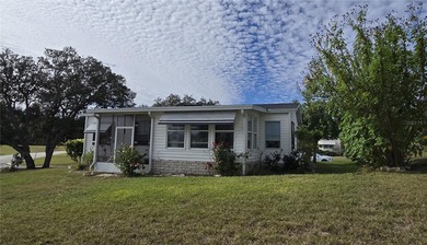 VERY WELL MAINTAINED 2-bedroom 2 bath home in beautiful Zellwood on Zellwood Station Country Club in Florida - for sale on GolfHomes.com, golf home, golf lot
