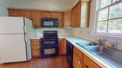 Charming golf-front 1-level townhouse in The Links at Ford's on Fords Colony Country Club in Virginia - for sale on GolfHomes.com, golf home, golf lot