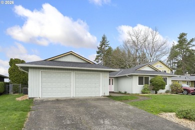 Rare opportunity to own a single-level home on the 18th hole of on  in Oregon - for sale on GolfHomes.com, golf home, golf lot