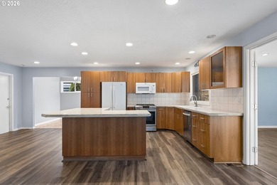 Rare opportunity to own a single-level home on the 18th hole of on  in Oregon - for sale on GolfHomes.com, golf home, golf lot