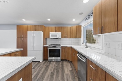 Rare opportunity to own a single-level home on the 18th hole of on  in Oregon - for sale on GolfHomes.com, golf home, golf lot