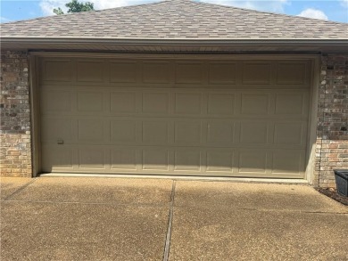 Well cared-for townhouse with maintenance included. One story on Holiday Island Executive Golf Course in Arkansas - for sale on GolfHomes.com, golf home, golf lot