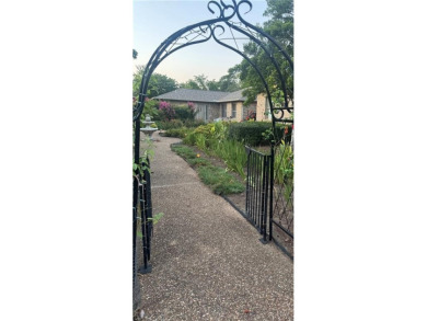 Well cared-for townhouse with maintenance included. One story on Holiday Island Executive Golf Course in Arkansas - for sale on GolfHomes.com, golf home, golf lot