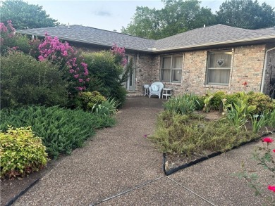 Well cared-for townhouse with maintenance included. One story on Holiday Island Executive Golf Course in Arkansas - for sale on GolfHomes.com, golf home, golf lot