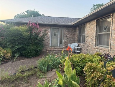 Well cared-for townhouse with maintenance included. One story on Holiday Island Executive Golf Course in Arkansas - for sale on GolfHomes.com, golf home, golf lot