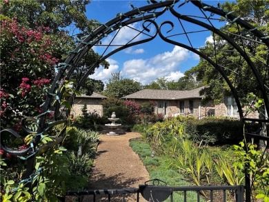 Low-maintenance, one level townhome with only one shared wall on Holiday Island Executive Golf Course in Arkansas - for sale on GolfHomes.com, golf home, golf lot