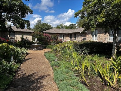 Low-maintenance, one level townhome with only one shared wall on Holiday Island Executive Golf Course in Arkansas - for sale on GolfHomes.com, golf home, golf lot