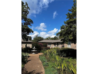 Low-maintenance, one level townhome with only one shared wall on Holiday Island Executive Golf Course in Arkansas - for sale on GolfHomes.com, golf home, golf lot