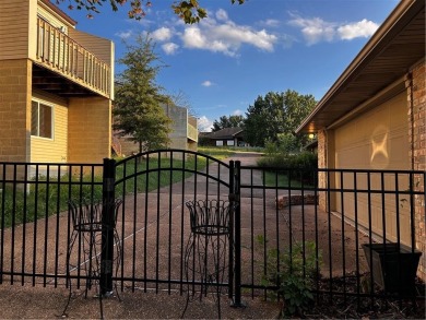 Low-maintenance, one level townhome with only one shared wall on Holiday Island Executive Golf Course in Arkansas - for sale on GolfHomes.com, golf home, golf lot