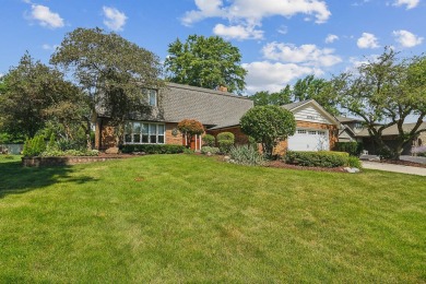 Exceptionally well maintained and upgraded home located in a on Old Oak Country Club in Illinois - for sale on GolfHomes.com, golf home, golf lot