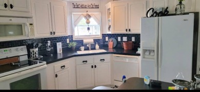 Welcome to this charming 2-bedroom, 2-bathroom manufactured home on Lily Lake Golf and RV Resort in Florida - for sale on GolfHomes.com, golf home, golf lot