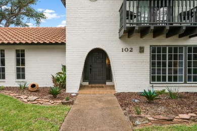 Fantastic 4 bed/3 bath/2.5 car garage on cul de sac in the on Rockport Country Club in Texas - for sale on GolfHomes.com, golf home, golf lot