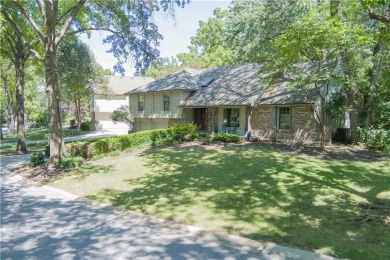 Spacious 4 bedroom, 4.5 bath side-to-side split located in a on Leawood South Country Club in Kansas - for sale on GolfHomes.com, golf home, golf lot