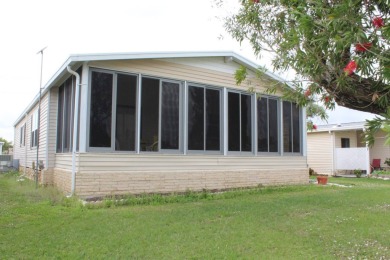 This 2 bedroom/2 bath home is 1204 sq ft. of living space, plus on Sabal Springs Golf and Racquet Club in Florida - for sale on GolfHomes.com, golf home, golf lot