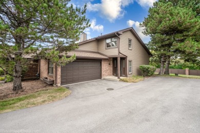 Very impressive townhome with a 2-story vaulted ceiling! on Willow Crest Golf Club in Illinois - for sale on GolfHomes.com, golf home, golf lot