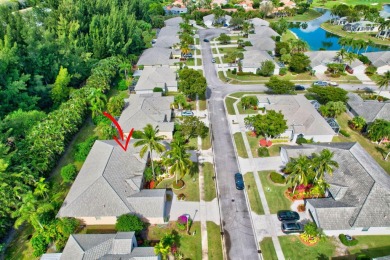 Move in ready 2 bedroom, bedroom 3 is  den/office 2 bath villa on Aberdeen Golf and Country Club in Florida - for sale on GolfHomes.com, golf home, golf lot