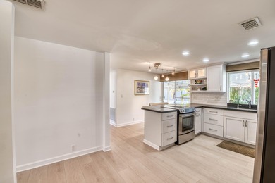 The most adorable place to call ''vacation home''! Walk in the on Jupiter Dunes Golf Course in Florida - for sale on GolfHomes.com, golf home, golf lot