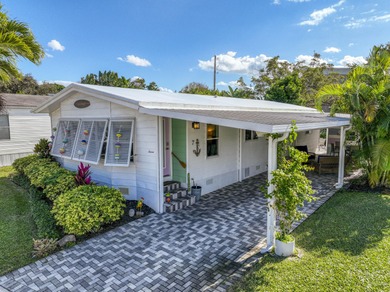 The most adorable place to call ''vacation home''! Walk in the on Jupiter Dunes Golf Course in Florida - for sale on GolfHomes.com, golf home, golf lot