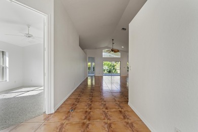 *MOTIVATED SELLER* Live the Florida lifestyle in this inviting on Hobe Sound Golf Club in Florida - for sale on GolfHomes.com, golf home, golf lot