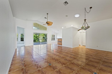 *MOTIVATED SELLER* Live the Florida lifestyle in this inviting on Hobe Sound Golf Club in Florida - for sale on GolfHomes.com, golf home, golf lot