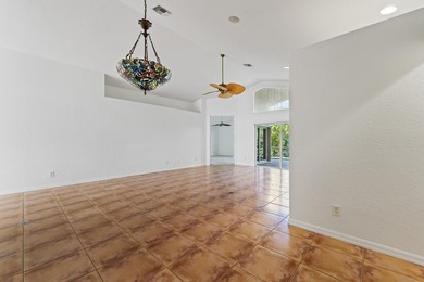 *MOTIVATED SELLER* Live the Florida lifestyle in this inviting on Hobe Sound Golf Club in Florida - for sale on GolfHomes.com, golf home, golf lot