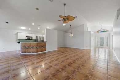 *MOTIVATED SELLER* Live the Florida lifestyle in this inviting on Hobe Sound Golf Club in Florida - for sale on GolfHomes.com, golf home, golf lot