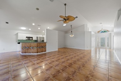 *MOTIVATED SELLER* Live the Florida lifestyle in this inviting on Hobe Sound Golf Club in Florida - for sale on GolfHomes.com, golf home, golf lot