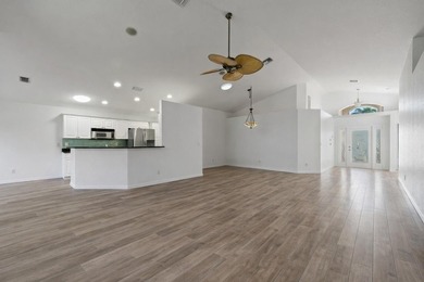 *MOTIVATED SELLER* Live the Florida lifestyle in this inviting on Hobe Sound Golf Club in Florida - for sale on GolfHomes.com, golf home, golf lot