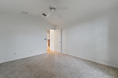 *MOTIVATED SELLER* Live the Florida lifestyle in this inviting on Hobe Sound Golf Club in Florida - for sale on GolfHomes.com, golf home, golf lot