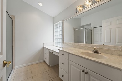 *MOTIVATED SELLER* Live the Florida lifestyle in this inviting on Hobe Sound Golf Club in Florida - for sale on GolfHomes.com, golf home, golf lot