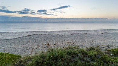 *MOTIVATED SELLER* Live the Florida lifestyle in this inviting on Hobe Sound Golf Club in Florida - for sale on GolfHomes.com, golf home, golf lot