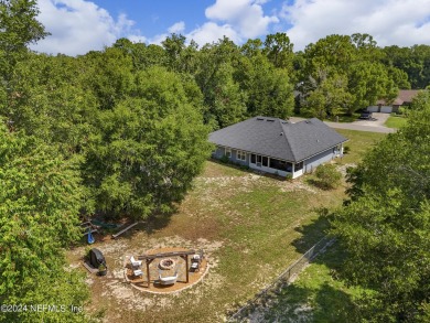 Welcome home to like new construction on the golf course! on Keystone Heights Golf and Country Club in Florida - for sale on GolfHomes.com, golf home, golf lot