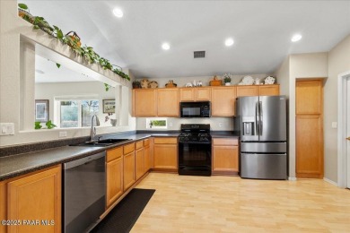 Beautifully maintained, Move-In Ready 2 bedroom + Den, 2 bath, 1 on Prescott Lakes Golf and Country Club in Arizona - for sale on GolfHomes.com, golf home, golf lot