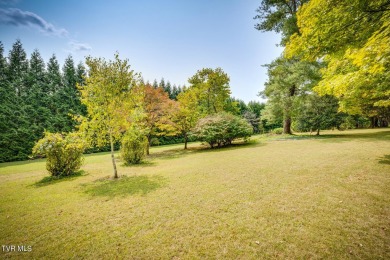 Welcome to 801 Ridgecrest Road, an idyllic, one-level, 4 bedroom on Pine Oaks Golf Club in Tennessee - for sale on GolfHomes.com, golf home, golf lot