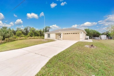 Move-in Ready Charming 3 bedroom, 2 bathroom and 2 car garage on Bobcat Trail Golf Club in Florida - for sale on GolfHomes.com, golf home, golf lot