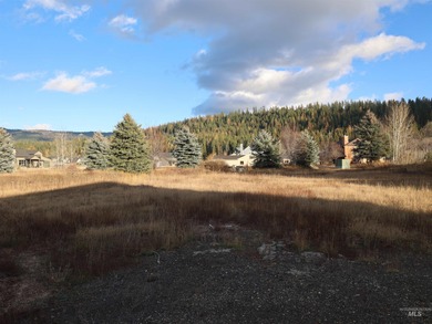 Fantastic location scrunched between Pilgrim Cove, Payette Lake on McCall Municipal Golf Course in Idaho - for sale on GolfHomes.com, golf home, golf lot