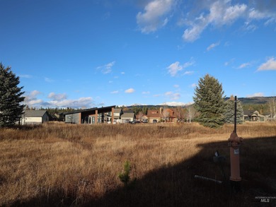 Fantastic location scrunched between Pilgrim Cove, Payette Lake on McCall Municipal Golf Course in Idaho - for sale on GolfHomes.com, golf home, golf lot