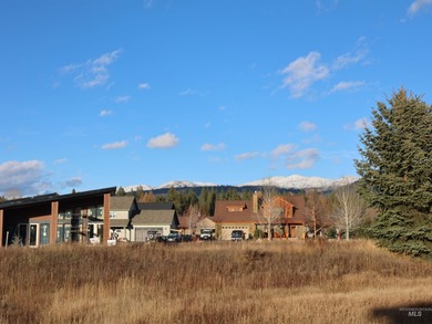 Fantastic location scrunched between Pilgrim Cove, Payette Lake on McCall Municipal Golf Course in Idaho - for sale on GolfHomes.com, golf home, golf lot