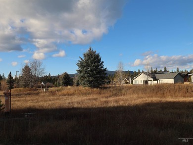 Fantastic location scrunched between Pilgrim Cove, Payette Lake on McCall Municipal Golf Course in Idaho - for sale on GolfHomes.com, golf home, golf lot